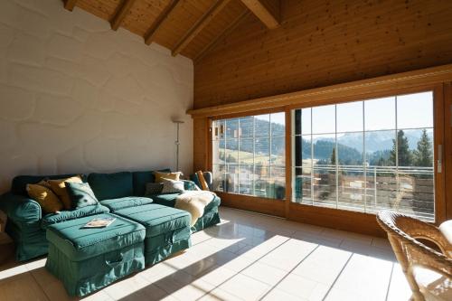 アムデンにあるApartment zum Leistのソファと大きな窓のあるリビングルーム