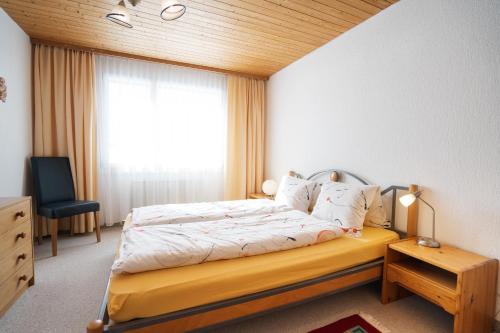 Un dormitorio con una cama grande y una ventana en Apartment Bischofberger D20 en Amden