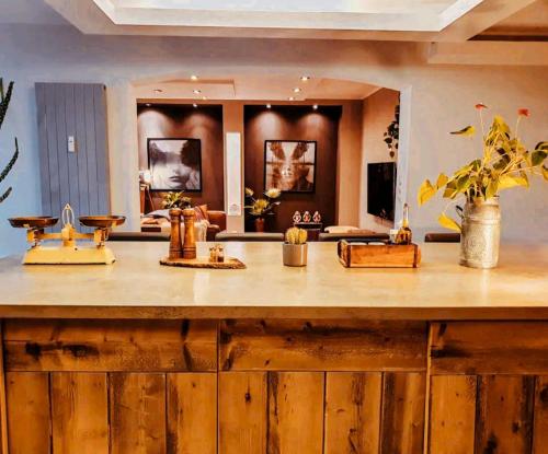 eine große Küche mit einer großen Holztreppe in der Unterkunft Familienfreundliche Wohnung zwischen Köln & Aachen in Bergheim