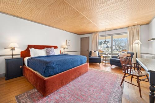 een slaapkamer met een bed en een woonkamer bij Wylder Windham in Windham