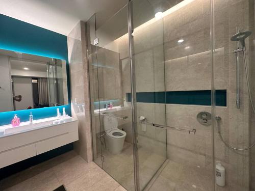 吉隆坡的住宿－Tropicana The Residence Klcc By Luxe Suites，一间带玻璃淋浴和卫生间的浴室