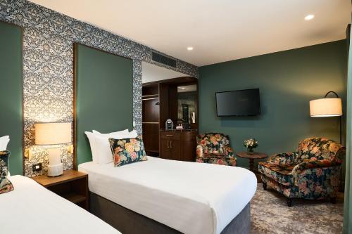 una camera d'albergo con letto e sedia di The House Hotel, an Ascend Hotel Collection Member a Galway