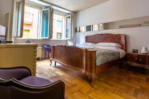 um quarto com uma cama, uma mesa e cadeiras em Nicchia em Verona