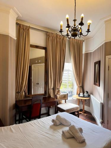 - une chambre avec un lit, un bureau et un miroir dans l'établissement The Mountford Hotel - Free Parking, à Liverpool