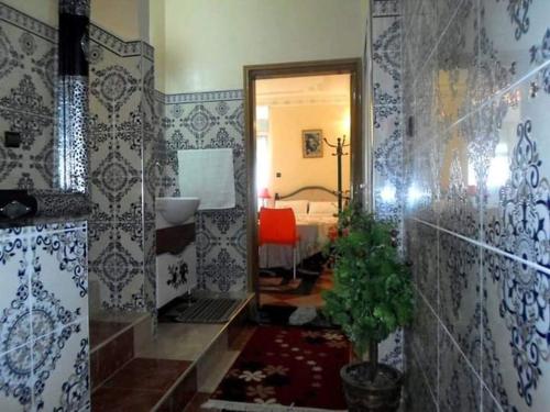 a bathroom with a room with a bed and a mirror at Guest House Zaida in Zeïda