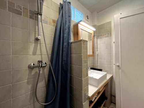 ein Bad mit einer Dusche und einem Waschbecken in der Unterkunft Le Panorama d'Avon - 10' Gare in Avon