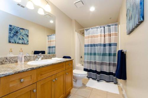 a bathroom with a sink and a toilet and a shower at Huge 2bd Apt Near Disneyland & Anaheim Conv Centr in Orange