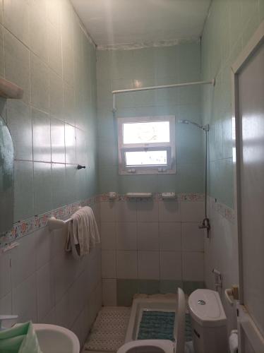 łazienka z toaletą, umywalką i oknem w obiekcie Brise de mer L'écume w mieście La Plaine