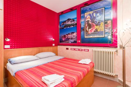 una camera con un letto con una parete rossa di Lugano Modern Executive Huge Flat -10 guests a Lugano