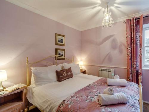 ein Schlafzimmer mit einem Bett mit Handtüchern darauf in der Unterkunft 1 Bed in Keswick 86394 in Rosthwaite