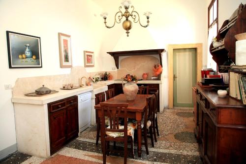 Virtuve vai virtuves zona naktsmītnē Villa Nani Mocenigo