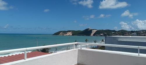 einen Balkon mit Meerblick in der Unterkunft Beira-Mar flat 310 Ponta Negra Beach in Natal