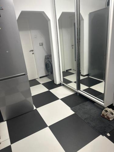 bagno con pavimento a scacchi in bianco e nero di Apartament Sorin a Tulcea