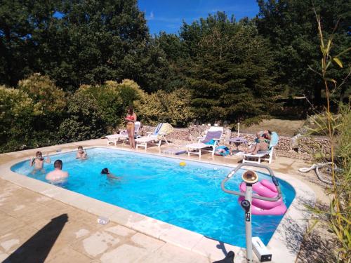 un groupe de personnes dans une piscine dans l'établissement Jjflo cadre champêtre, à Signes