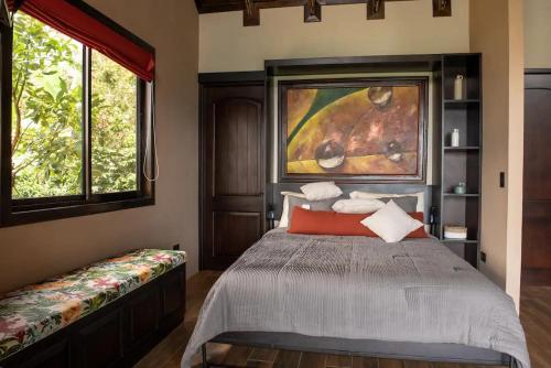 um quarto com uma cama e um quadro na parede em Finca Waca em San Pablo