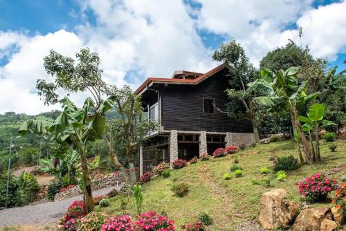 uma casa no topo de uma colina com flores em Finca Waca em San Pablo