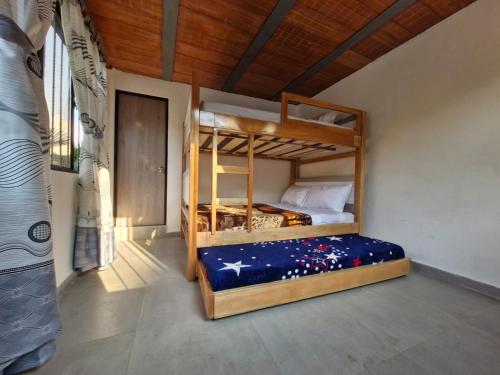 a bedroom with two bunk beds in a room at Finca los Tres Ángeles in Vergara