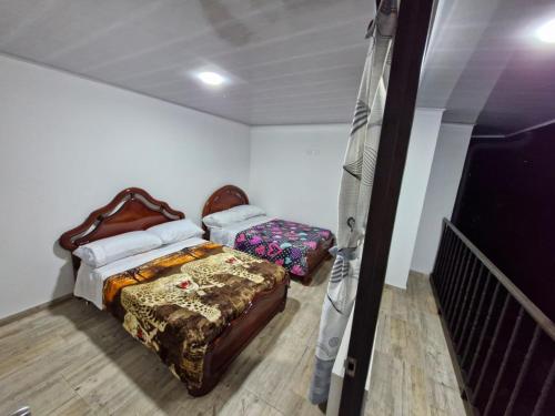 a bedroom with two beds and a bunk bed at Finca los Tres Ángeles in Vergara