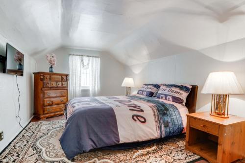 um quarto com uma cama, uma cómoda e um candeeiro em Niles Vacation Rental Near St Joseph River! em Niles