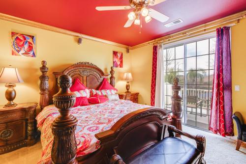 Un dormitorio con una cama grande y una ventana en Spacious Clovis Vacation Rental with Outdoor Oasis!, en Clovis