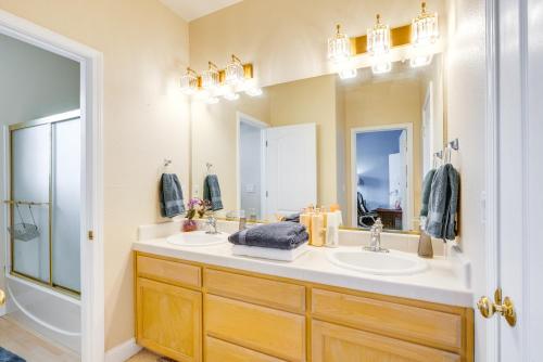 ein Badezimmer mit zwei Waschbecken und einem großen Spiegel in der Unterkunft Spacious Clovis Vacation Rental with Outdoor Oasis! in Clovis