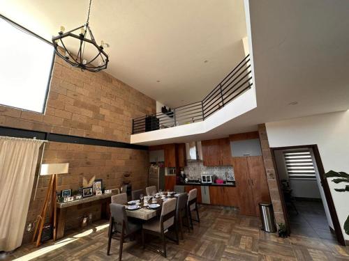 ein Esszimmer mit Tisch und Stühlen in der Unterkunft Casa de descanso in León