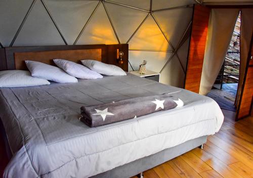 - une chambre dotée d'un grand lit avec des étoiles dans l'établissement Omghat Glamping - Domo Ganesha, à El Peñol