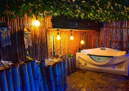 - une salle de bains pourvue d'une baignoire et de parasols dans l'établissement Omghat Glamping - Domo Ganesha, à El Peñol