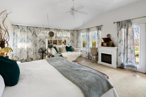 a bedroom with a bed and a living room at Paschal Winery - Dream 2 Cottage in Talent