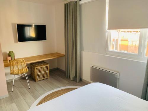 une chambre avec un lit, un bureau et une fenêtre dans l'établissement Jolie maison typique, à Wattrelos