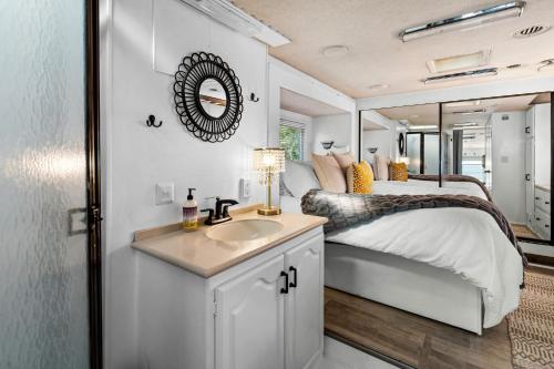 Katil atau katil-katil dalam bilik di Paschal Winery - Glamp Cottage Trailer