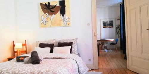 a bedroom with a bed and a painting on the wall at TARIF SPECIAL JUIN - Le Halles - CROISÉE DES PARCS - A 20 min de Center Parc et Parc animalier de Sainte-Croix in Sarrebourg