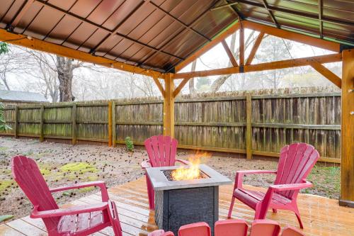 Φωτογραφία από το άλμπουμ του Mebane Home with Private Yard Steps to Downtown! σε Mebane