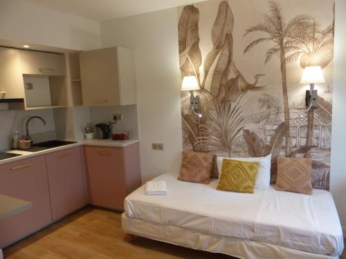 1 dormitorio con 1 cama con un mural tropical en la pared en Logis Hôtel Louise de Savoie, en Blois