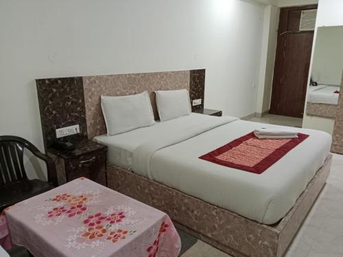 um quarto com uma cama grande e uma mesa em gold stays hotel near IGI international airport em Nova Deli