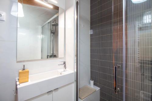 a bathroom with a sink and a shower with a mirror at Casinha da Póvoa -Turismo Aldeia in Castelo de Vide