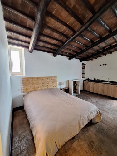 - une chambre avec un grand lit dans l'établissement Casetta al Parione, à Bolsena