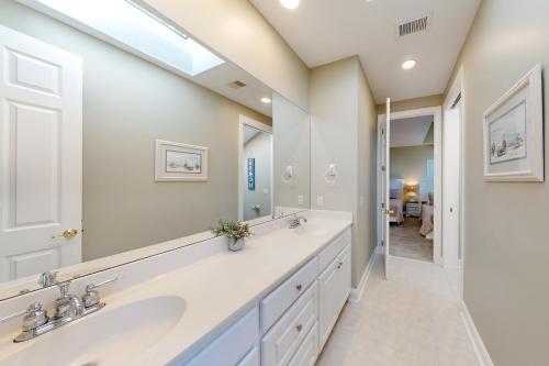 La salle de bains est pourvue de 2 lavabos et d'un grand miroir. dans l'établissement Curlew 8, à Île de Hilton-Head