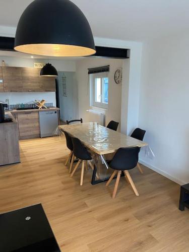 une salle à manger avec une table et des chaises et une cuisine dans l'établissement Maison Mont de Marsan, à Mont-de-Marsan