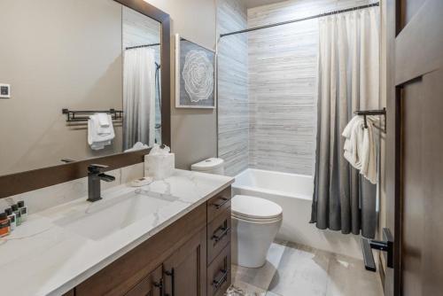 Ванная комната в Suncadia 4 Bdrm Resort Core Home 4 Master Suites