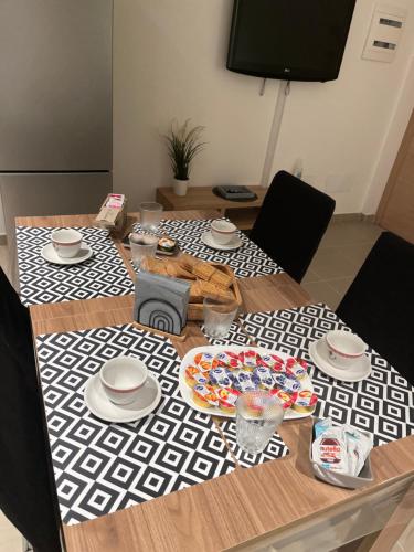 uma mesa com pratos de comida em cima em Santa Chiara em LʼAquila