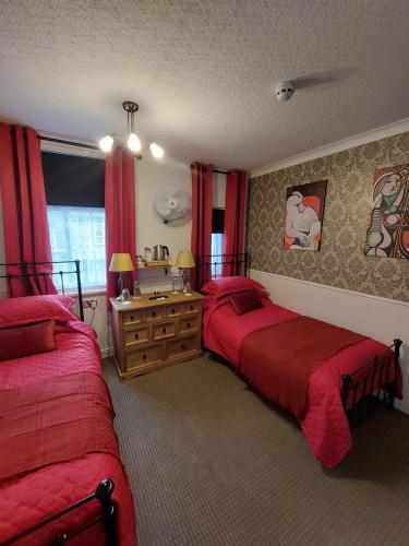 Westfield House في بلاكبول: غرفة نوم بسريرين ومغسلة فيها