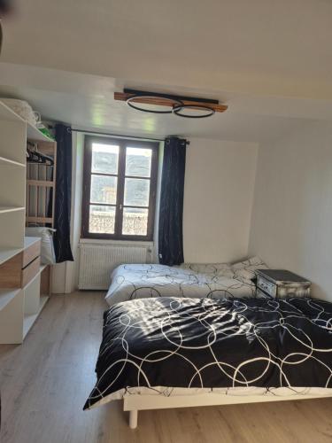 um quarto com 2 camas e uma janela em La Pomme em Douvres-la-Délivrande