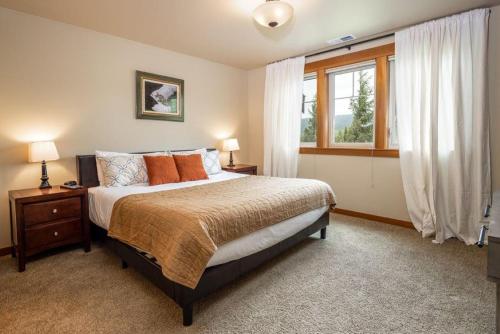 une chambre avec un grand lit et une fenêtre dans l'établissement Suncadia 2 Bdrm Pet Friendly Townhome, Short Walk to Swim and Fitness Center, à Cle Elum