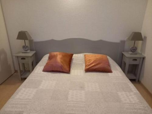 - une chambre avec un lit avec deux tables et deux oreillers dans l'établissement Maison de vacances Aubignan, à Aubignan