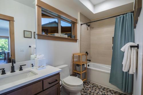 a bathroom with a toilet and a sink and a tub at Suncadia 2 Bdrm Village Chalet Contemporary Cabin in Cle Elum