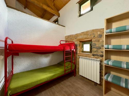 Cette chambre dispose de lits superposés. dans l'établissement Albergue Valle de Arbas, à Cubillas de Arbas