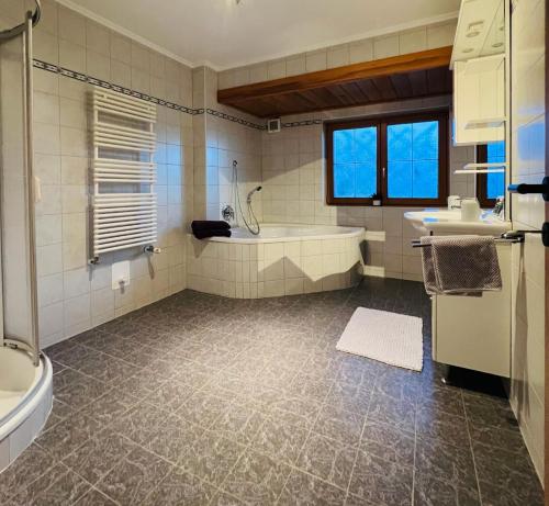 ein Badezimmer mit einer Badewanne, einem WC und einem Waschbecken in der Unterkunft Apartment Lothse Shar in Dölsach