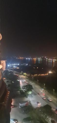 - Vistas a la ciudad en coche por la noche en شقه بكورنيش النيل en Al Ma‘şarah