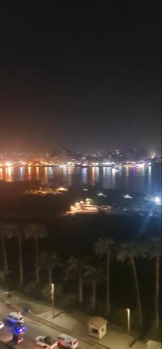 - Vistas a la ciudad por la noche con luces en شقه بكورنيش النيل en Al Ma‘şarah